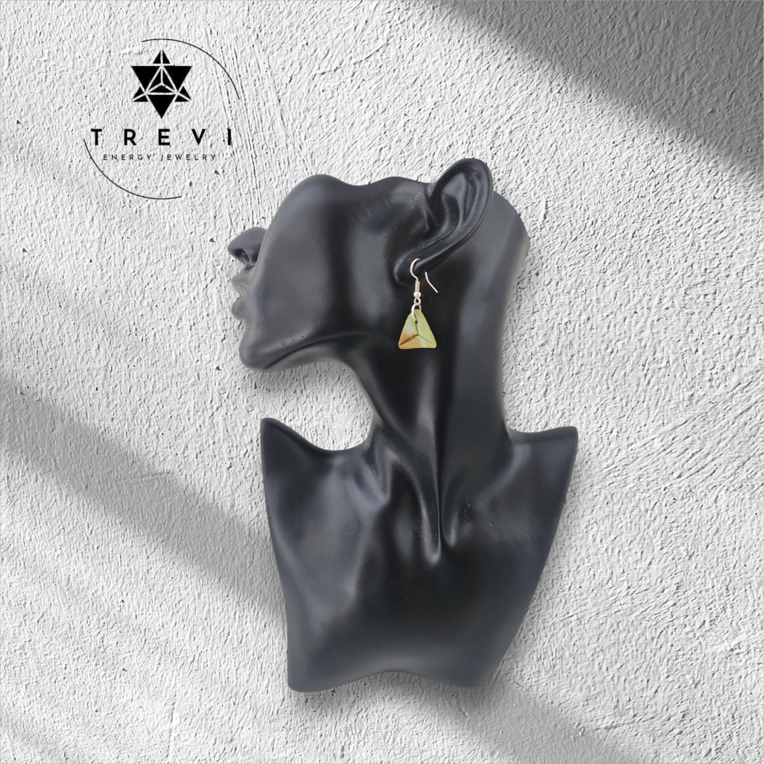 Triangle-shaped statement earring with marbled green and gold tones